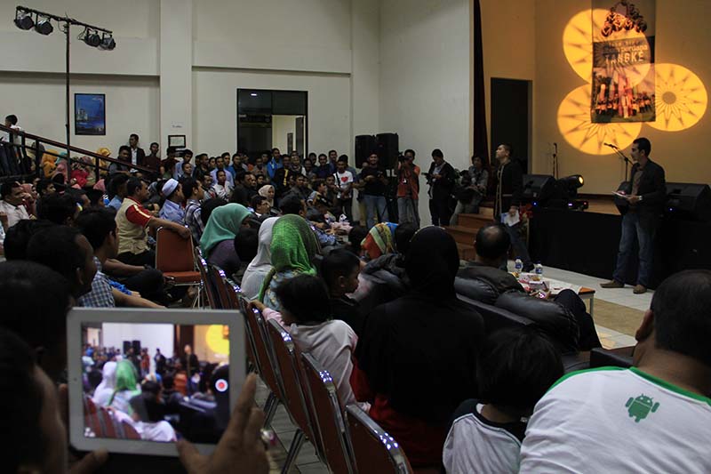 Lelang VCD album Meleuha Tangke Band terjual 1,6 Juta rupiah di gedung ACC Sultan Selim Banda Aceh (Foto M Iqbal/SeputarAceh.com)