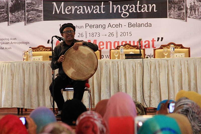 Rafly, musisi Aceh tampil di acara seminar 142 Tahun Perang Aceh-Belanda (Foto M Iqbal/SeputarAceh.com)