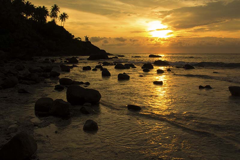 Menikmati sunset di Pulau Sudheun, Aceh Jaya (Foto M Iqbal/SeputarAceh.com)