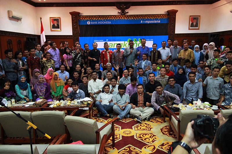 Para peserta foto bersama usai acara Kompasiana Nangkring Non Tunai di Aula Bank Indonesia, Banda Aceh (Foto M Iqbal/SeputarAceh.com)