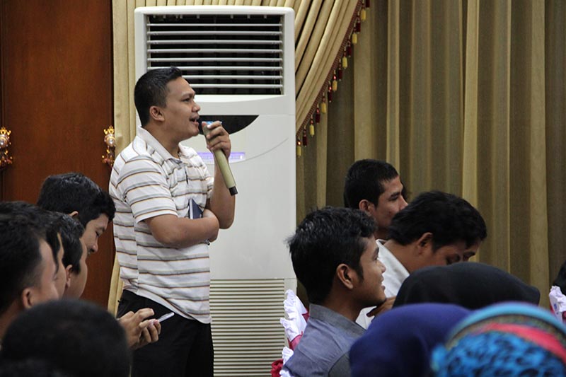 Seorang blogger Aceh menanyakan beberapa pertanyaan kepada pemateri acara Kompasiana Nangkring Non Tunai di Aula Bank Indonesia, Banda Aceh (Foto M Iqbal/SeputarAcech.com)