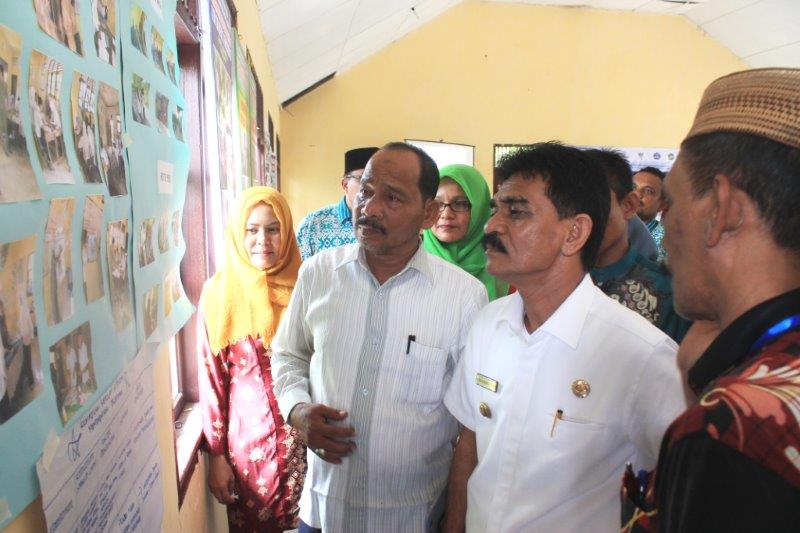 Bupati Aceh Utara menyaksikan pajangan kegiatan sekolah (Foto IST)