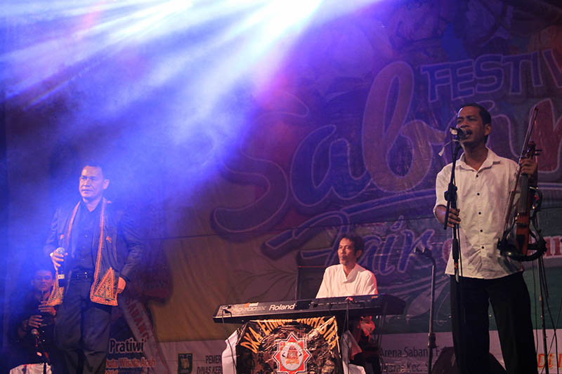 Dewan Kesenian Lhokseumawe tampil membawakan musik perpaduan jazz dan musik etnik Aceh acara Festival Sabang Fair (Foto M Iqbal/SeputarAceh.com)