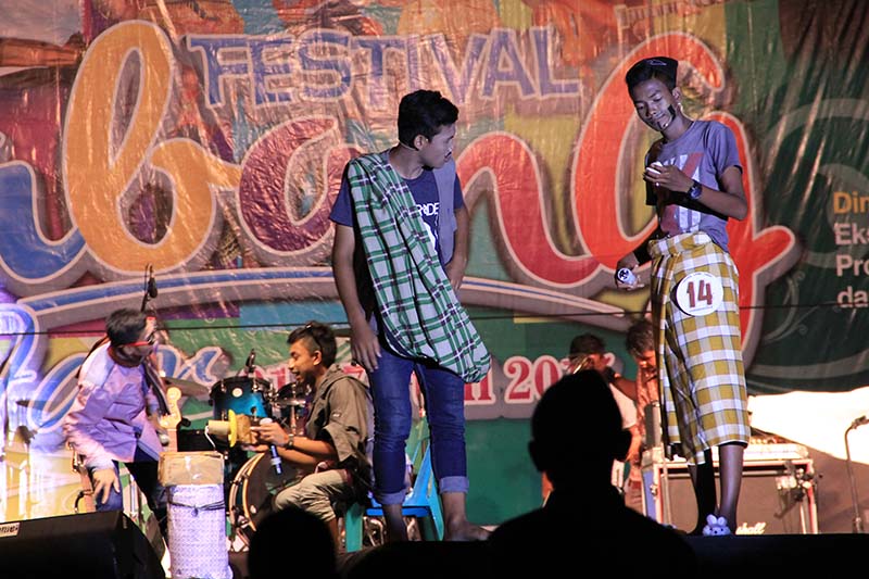 Peserta membawakan Cagok Aceh di panggung pentas utama acara Festival Sabang Fair