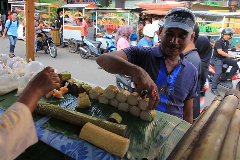Seorang pembeli sedang memilih lemang untuk penganan berbuka puasa selama Ramadhan (Foto M Iqbal/SeputarAceh.com)