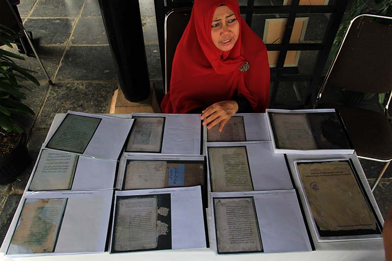 Direktur PDIA menjelaskan beberapa naskah kuno abad ke-17 acara 100 tahun museum Aceh (Foto M Iqbal/SeputarAceh.com)