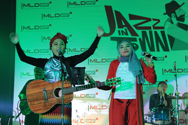 Lala Karmela bersama band lokal Aceh tampil perdana acara MLD-Spot Jazz In Town di Ballroom Hermes Hotel, Banda Aceh (Foto M Iqbal/SeputarAceh.com)