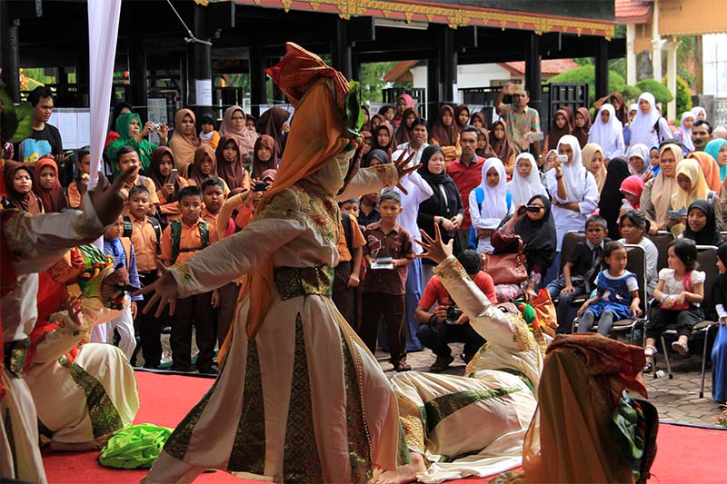 Pengunjung melihat tarian di panggung acara 100 tahun museum Aceh (Foto M Iqbal/SeputarAceh.com)