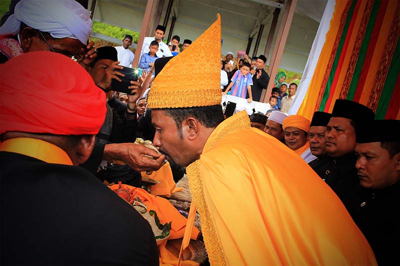 Khadam menyuap keturunan Raja Daya di Balee Astaka Diraja, Gampong Gle Jong, Lamno,Aceh Jaya (Foto M Iqbal/SeputarAceh.com)