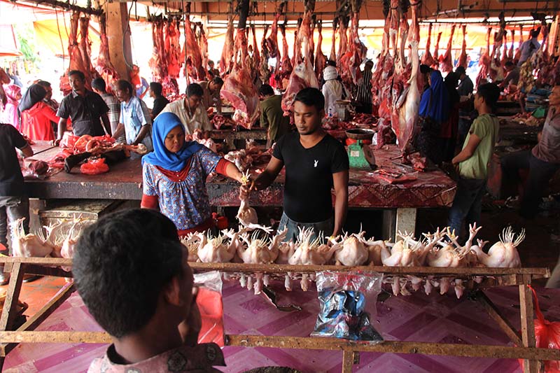 Warga membeli ayam potong ketika meugang di pasar Lambaro, Banda Aceh (Fotot M Iqbal/SeputarAceh.com)