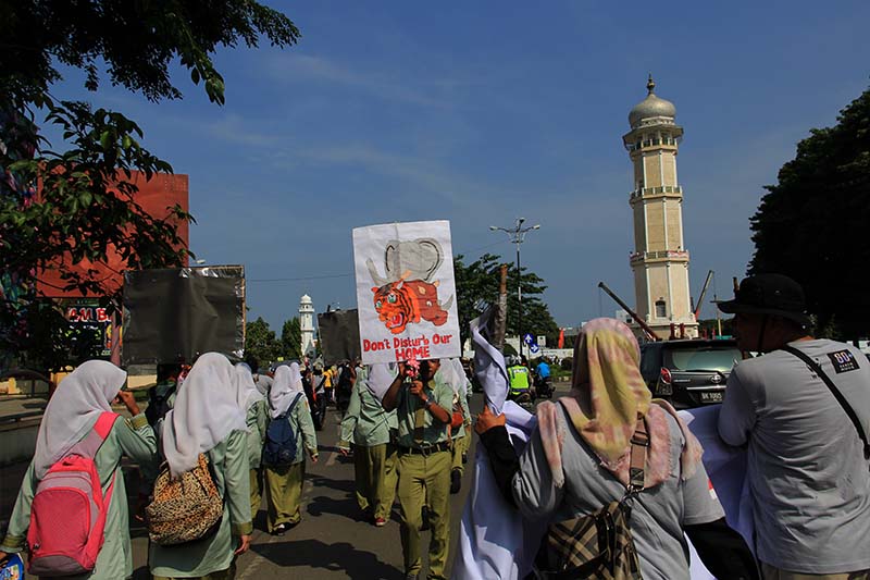 Siswa Labschool Unsyiah melakukan aksi Parade Global untuk Gajah, Badak dan Harimau di Banda Aceh. (Foto M Iqbal/SeputarAceh.com)