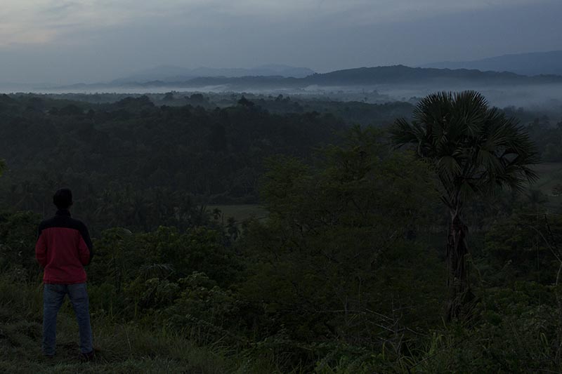 Warga melihat kabut pagi di bukit lembah Seulawah Aceh Besar (Foto M Iqbal/SeputarAceh.com)
