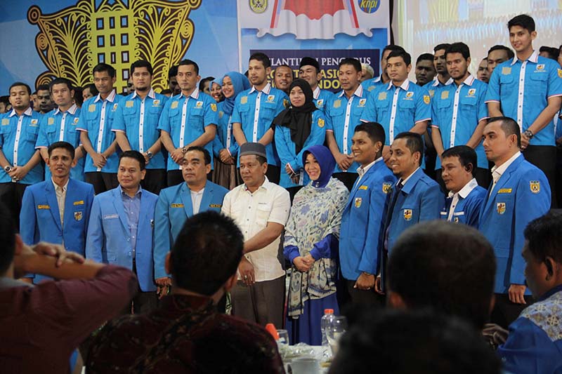 Wali Kota Banda Aceh Illiza Sa'aduddin Djamal, SE, foto bersama pengurus KNPI (Foto M Iqbal/SeputarAceh.com)