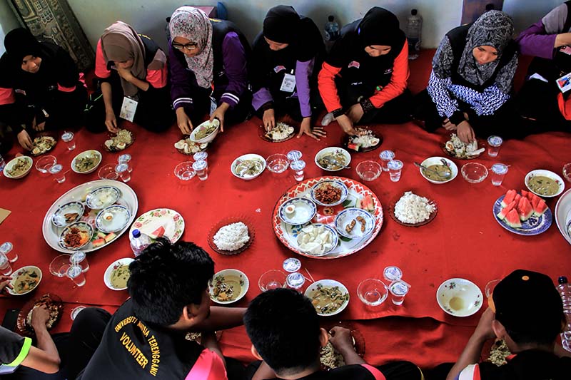 Mahasiswa Universiti Malaysia Terengganu menikmati sajian makanan khas Aceh Kuah Pliek U di Gampong Nusa, Lhoknga, Aceh Besar (Foto M Iqbal/SeputarAceh.com)