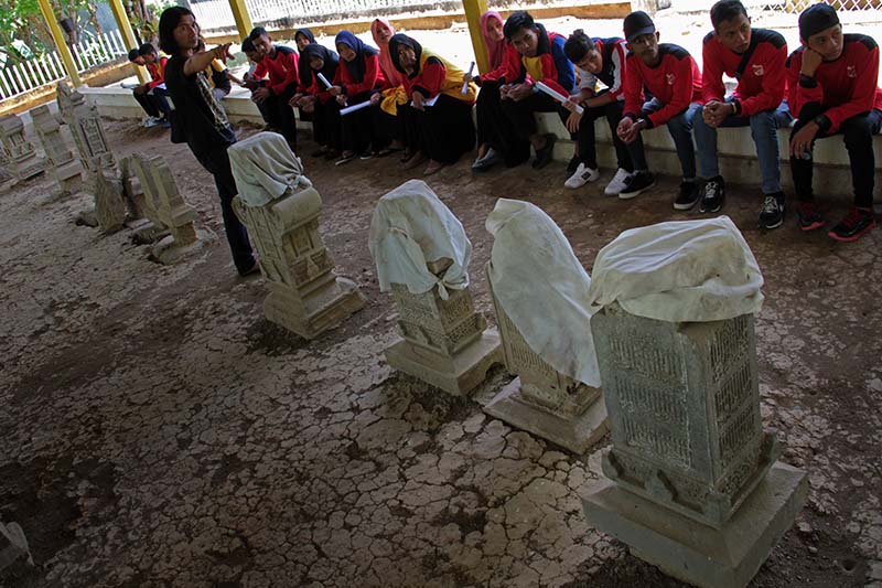 Arkeolog Dedi Satria menjelaskan beberapa tipologi nisan Aceh makam Po Teumeureuhom di Illie Ulee Kareng (Foto M Iqbal/SeputarAceh.com)