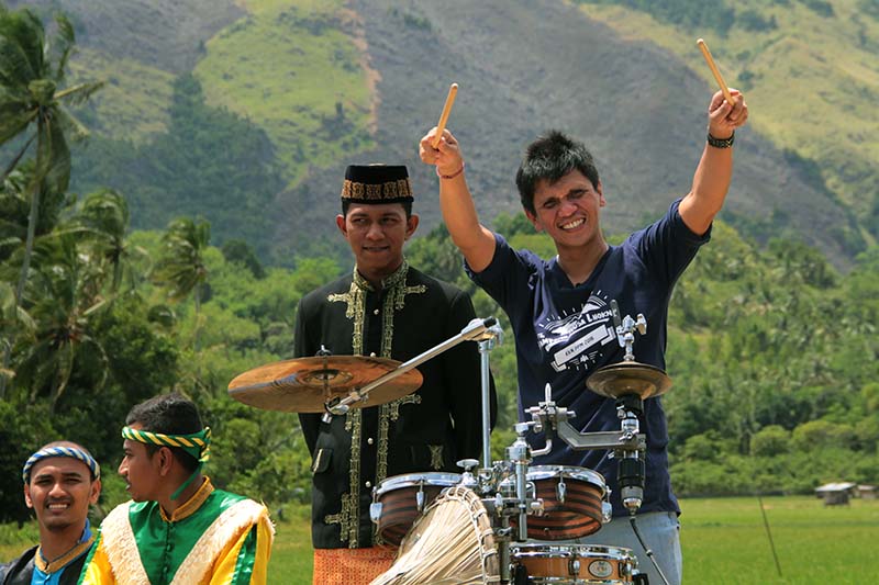 Gilang Ramadan tampil di gampong Nusa, Lhoknga, Aceh Besar. (Foto M Iqbal/SeputarAceh.com)