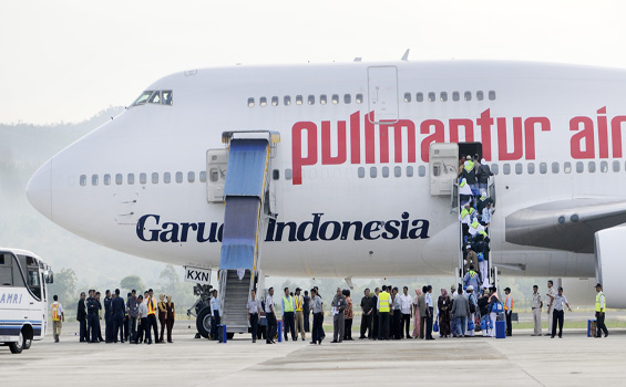 Jamaah calon haji (JCH) kloter 8A menaiki pesawat Boeing 747-400 di Bandara Internasional Sultan Iskandar Muda (SIM), Blangbintang, Aceh Besar, Minggu (9/10). Pesawat jenis tersebut mendarat untuk pertama kali setelah tim verifikasi Ditjen Perhubungan Udara menyatakan bandara SIM layak untuk pendaratan pesawat jenis jumbo jet. (SERAMBI/M ANSHAR) Jamaah calon haji (JCH) kloter 8A menaiki pesawat Boeing 747-400 di Bandara Internasional Sultan Iskandar Muda (SIM), Blangbintang, Aceh Besar, Minggu (9/10). Pesawat jenis tersebut mendarat untuk pertama kali setelah tim verifikasi Ditjen Perhubungan Udara menyatakan bandara SIM layak untuk pendaratan pesawat jenis jumbo jet. (SERAMBI/M ANSHAR)