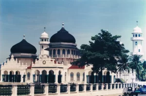 Mesjid Raya Baiturrahman Aceh dan Pohon Kohler. (Foto dokumentasi hasil repro redaksi Seputaraceh.com).