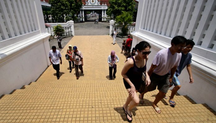 Sejumlah wisatawan mengunjungi Kraton Yogyakarta (antaranews.com)