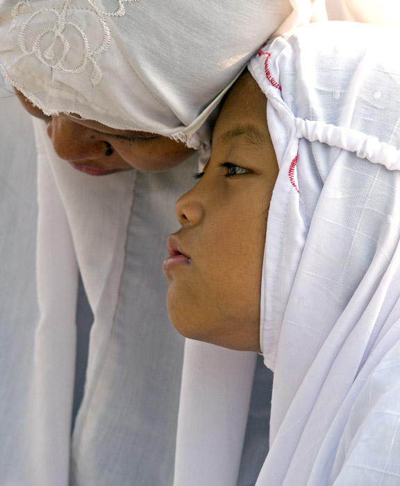 Foto seorang ibu dengan anak perempuannya.