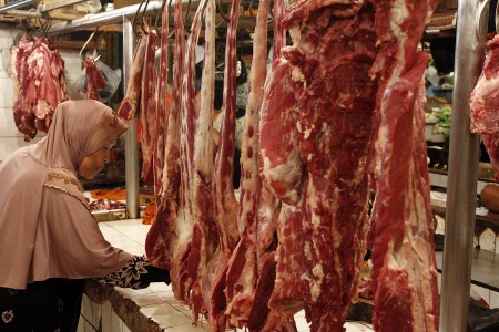 Daging Calon pembeli mengamati daging sapi yang dijual di Pasar Senen, Jakarta, Minggu (3/2).