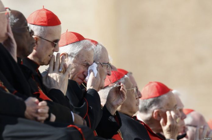 Kardinal mengikuti rapat proses pemilihan Paus (Reuters)