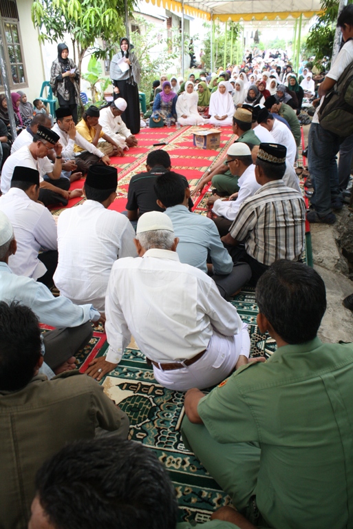 Sejumlah warga yang juga turut hadir di rumah duka almarhumah Diana (Pozan Matang) Sejumlah warga yang juga turut hadir di rumah duka almarhumah Diana (Pozan Matang)