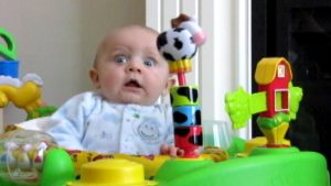 Video: Ekspresi Menakutkan dan Lucu dari Si Bayi Emerson