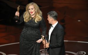 Rowan Atkinson dan Adele Dapat Penghargaan dari Ratu Elizabeth II