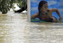 Berkat Banjir Hungaria, Model Iklan Bilboard Akhirnya Bisa Beren