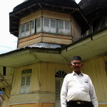 Tgk Puteh berdiri didepan masjid tua (M Iqbal/SeputarAceh.com)