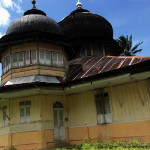 Masjid tua Cot Batee tampak dari samping