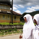 dara tangse sepulang dari sekolah melewati Masjid tua