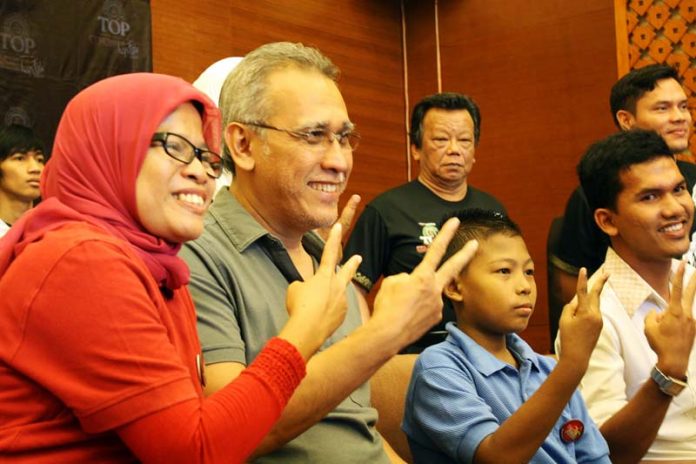 Pendiri Darah Untuk Aceh foto bersama Iwan Fals dan penderitaThalassemi (Foto Pozan Matang)