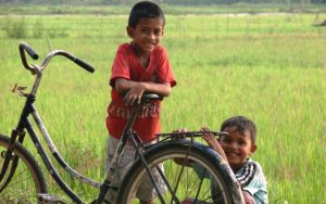 Anak-anak menebar senyuman di Gampong Alue Sijuek, Peudada, Bireuen (Foto Karsten Ekmann)