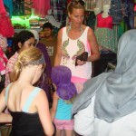 Istri Karsten Ekmann sedang belanja di pasar Bireuen