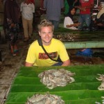 Karsten Ekmann berpose di pasar ikan Bireuen