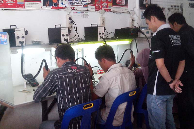 Anak Yatim Asuhan BMM Dilatih Servis Handphone. (Fauzan Azima)