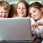 Gambar anak-anak menggunakan laptop.