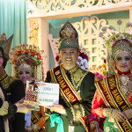 Ibu Illiza memberikan plakat kepada Fathur Maulana Agam Banda Aceh 2014 (Foto M Iqbal/SeputarAceh.com)