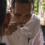 Kadisbudpar Aceh, Reza fahlevi mencicipi rasa kuah beulangong (Foto M Iqbal/SeputarAceh.com)