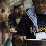 Peserta membawa hidangan kuah beulangong (Foto M Iqbal/SeputarAceh.com)