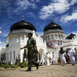 Warga berjalan di halaman masjid usai berdoa dan zikir (Foto M Iqbal/SeputarAceh.com)