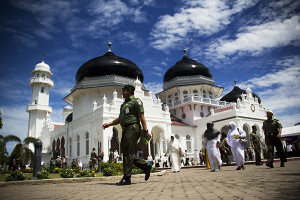 Warga berjalan di halaman masjid usai berdoa dan zikir (Foto M Iqbal/SeputarAceh.com)