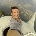 Lee Thompson foto selfie dari atas patung