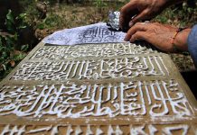 Arkeolog Deddy Satria melakukan teknik rubbing pada Batu Nisan (Foto M Iqbal/SeputarAceh.com)