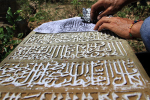 Arkeolog Deddy Satria melakukan teknik rubbing pada Batu Nisan (Foto M Iqbal/SeputarAceh.com)