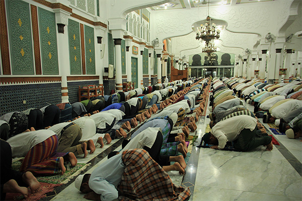 Jama'ah pria melakukan sujud selama shalat Tarawih. (Foto M Iqbal/SeputarAceh.com)