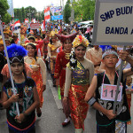 Peserta pawai memakai pakaian adat di nusantara (Foto M Iqbal/SeputarAceh.com)