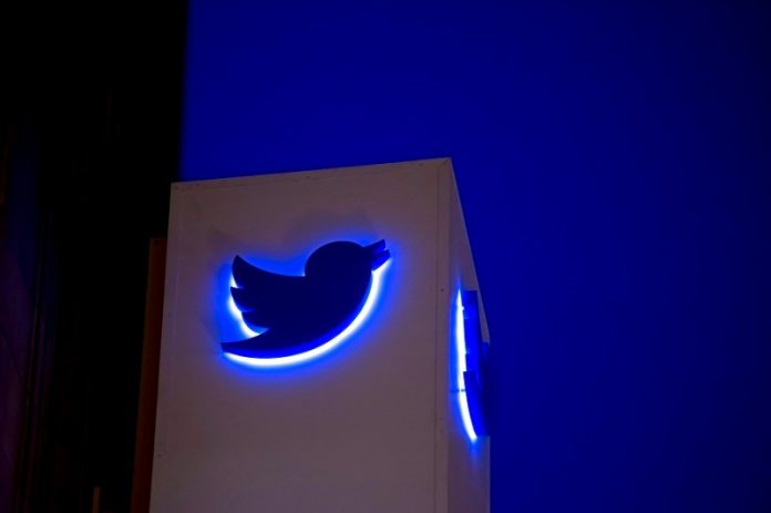 Logo Twitter Inc. di kantor pusat San Francisco, California, U.S., on Friday, Sept. 13, 2013. The San Francisco-based company filed confidentially with the U.S. Securities and Exchange Commission through a process that will keep sales and profit data under wraps until shortly before a road show to market to investors. (Photo by David Paul Morris/Bloomberg)